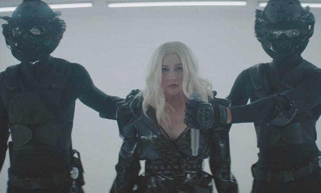 Christina Aguilera phải biểu diễn dưới sự kiểm soát của những tên bịt mặt trong MV Fall In Line
