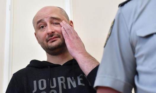 Nhà báo người Nga Arkady Babchenko xuất hiện ở Ukraina một ngày sau thông tin bị sát hại. Ảnh: CNN. 