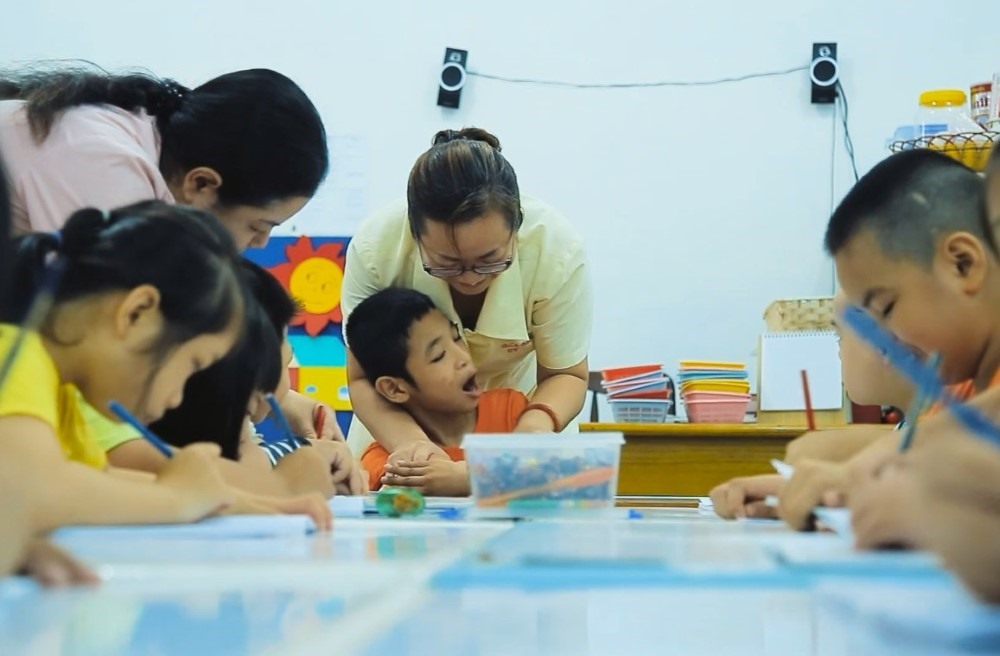 Chị Mai Huỳnh Bích Thơ chăm sóc cho Hoàng Nhật