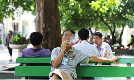 Hút thuốc lá trong khuôn viên bệnh viện Bạch Mai (Ảnh: Lao Động)