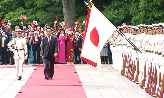 Chủ tịch Nước Trần Đại Quang duyệt đội danh dự tại lễ đón trong chuyến thăm Nhật Bản. Ảnh: TTXVN. 