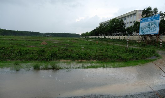 Dự án khu nhà ở công nhân (Cty Vạn Phúc, huyện Nhơn Trạch, Đồng Nai) sau 15 năm vẫn chỉ là bãi đất hoang. Ảnh: N.S