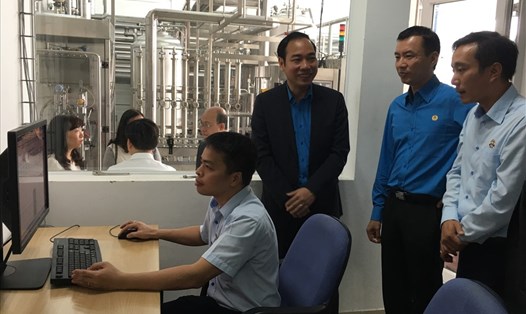 Chủ tịch CĐ Công Thương VN Trần Quang Huy (thứ ba từ phải sang) thăm hỏi CBCNV Viện Kỹ thuật Bia - Rượu - Nước giải khát. Ảnh:H.A