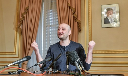 Arkady Babchenko phát biểu trong cuộc phỏng vấn với truyền thông nước ngoài tại Kiev ngày 31.5. Ảnh: Getty Images