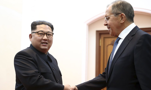 Nhà lãnh đạo Kim Jong-un tiếp Ngoại trưởng Nga Sergei Lavrov ngày 31.5. Ảnh: AP