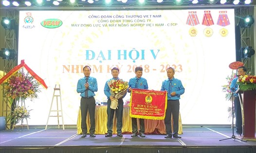 Chủ tịch Công đoàn Công thương Việt Nam Trần Quang Huy thay mặt Tổng LĐLĐVN trao Cờ Thi đua xuất sắc cho CĐ TCty VEAM. Ảnh: Minh Đức