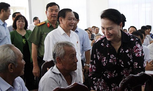 Chủ tịch QH Nguyễn Thị Kim Ngân thăm hỏi các cử tri huyện Phong Điền.