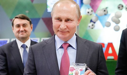 Tổng thống Vladimir Putin ra sân cổ vũ tuyển Nga tranh tài với Saudi Arabia trận khai mạc World Cup 2018. Ảnh: Tass. 