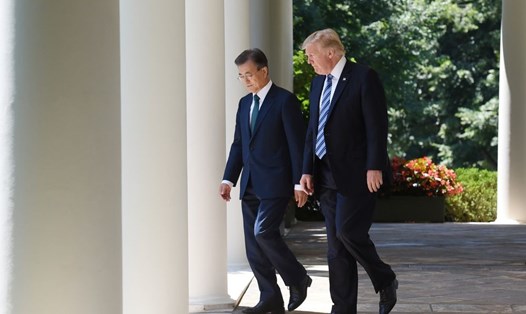 Tổng thống Hàn Quốc Moon Jae-in và Tổng thống Mỹ Donald Trump tại Nhà Trắng hồi tháng 6.2017. Ảnh: Bloomberg. 