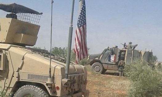 Thiết giáp mang cờ Mỹ và Pháp hiện diện ở Syria. Ảnh: Twitter. 
