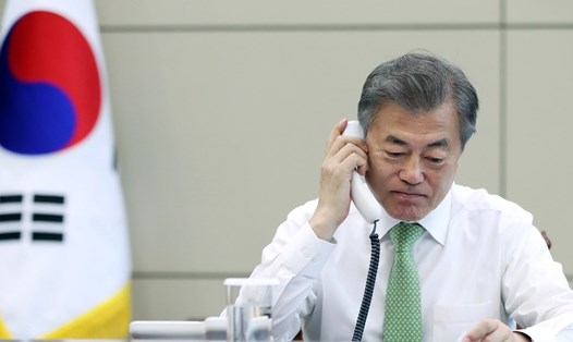 Ông Moon Jae-in điện đàm với ông Tập Cận Bình ngày 4.5. Ảnh: Hani.