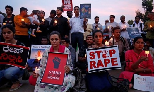 Nhiều người tham gia vào buổi lễ thắp nến để phản đối vụ hiếp dâm bé gái 8 tuổi tại Kathua, Ấn Độ. 