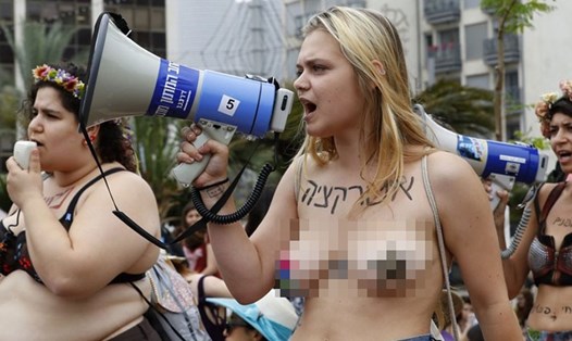 Hàng nghìn phụ nữ xuống đường biểu tình phản đối nạn quấy rối tình dục. Ảnh: RT