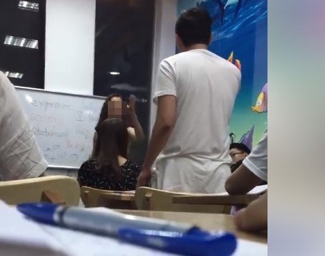 Hình ảnh giáo viên và học viên cãi nhau tay đôi trong lớp học.