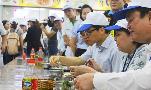 Phó Thủ tướng Vũ Đức Đam dùng cơm trưa của công nhân tại TPHCM