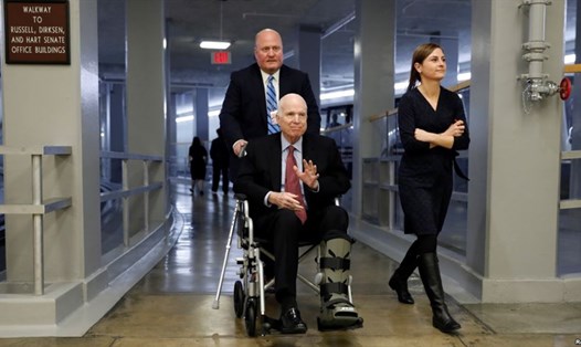 Thượng nghị sĩ John McCain đến phòng họp Thượng viện bỏ phiếu ngày 6.12.2017. Ảnh: Reuters