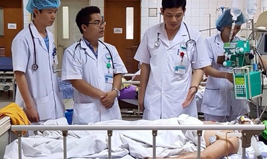 BS Hoàng Công Lương (ngoài cùng bên trái) cùng các đồng nghiệp chữa trị cho người bệnh
