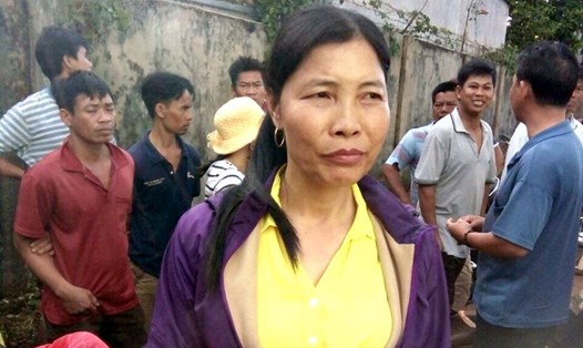 Bà Lê Thị Xuyến lúc bị người dân bắt được.