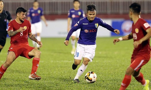 Tiền vệ U23 Việt Nam Quang Hải đã mang vận son cho CLB Hà Nội, giúp đội bóng của HLV Chu Đình nghiêm ngược dòng giành chiến thắng trước CLB TP.HCM. Ảnh: Duy Anh