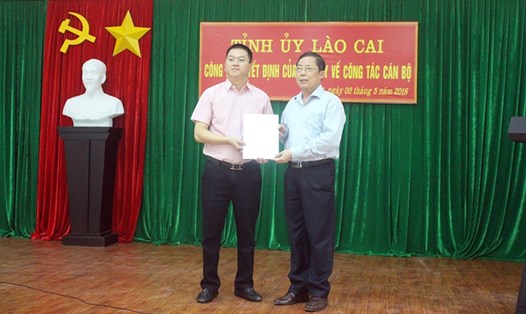 Ông Nguyễn Quang Bình (trái) được bầu làm Phó Chủ tịch UBND huyện Bát Xát. Ảnh: Cổng TTĐT huyện Bát Xát.