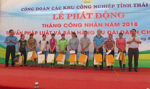 LĐLĐ tỉnh Thái Bình tặng quà cho CNLĐ có thành tích xuất sắc trong lao động sản xuất.