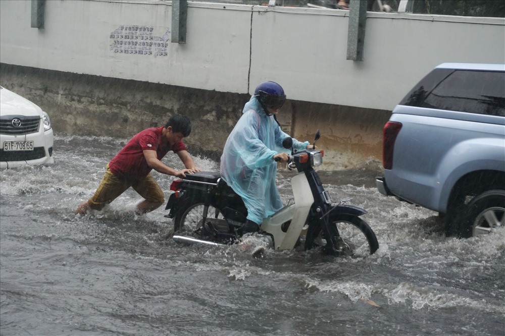 Xe chết máy khi qua đường ngập Nguyễn Hữu Cảnh.  Ảnh: M.Q