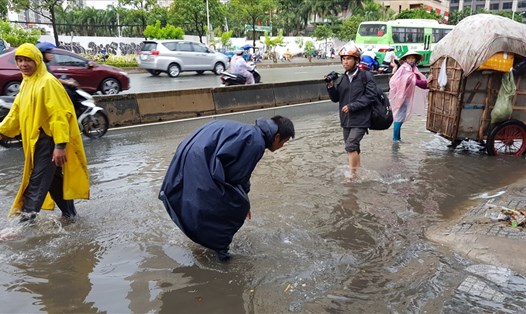 Rác nhiều, cộng với lượng mưa lớn dồn dập trong suốt nhiều giờ nhưng siêu máy bơm cũng hoàn thành hút nước trên đường Nguyễn Hữu Cảnh trong thời gian cho phép. Ảnh: T.S