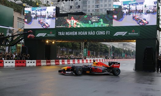 Xe F1 xuất hiện với tiếng rít xe khiến hơn 10.000 người hâm mộ Việt vỡ òa