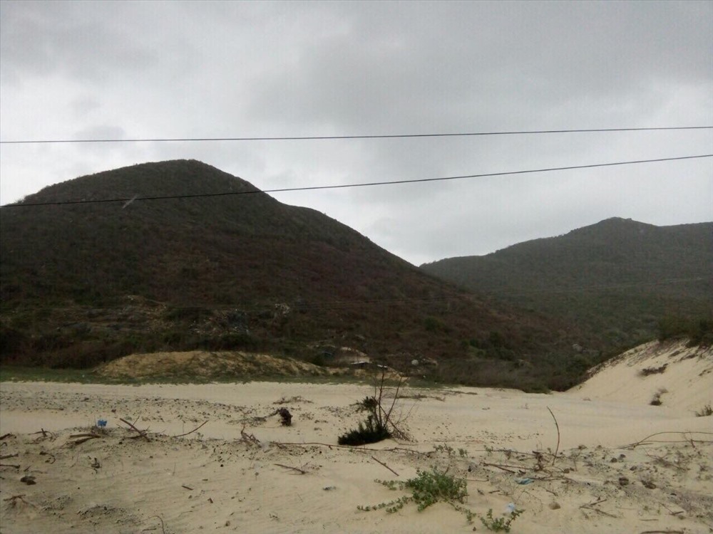 Núi non bị chặt phá vô tội vạ, hòng chiếm đất chờ đền bù ở xã Vạn Thạnh, huyện Vạn Ninh, tỉnh Khánh Hòa. Ảnh: Nhiệt Băng