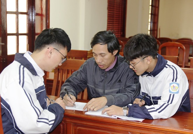 Phùng Văn Long và Mai Nhật Anh cùng thầy giáo Mai Văn Quyền đã đều được cấp visa sang Mỹ dự thi Cuộc thi Khoa học Kĩ thuật quốc tế. Ảnh: N.A.