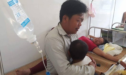 Hiện tại có khoảng 76 người đang cấp cứu tại bệnh viện huyện Sông Mã. Ảnh: ĐT