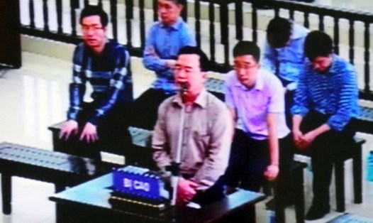 Bị cáo Nguyễn Quốc Khánh trả lời tại tòa. Ảnh chụp qua màn hình tivi.