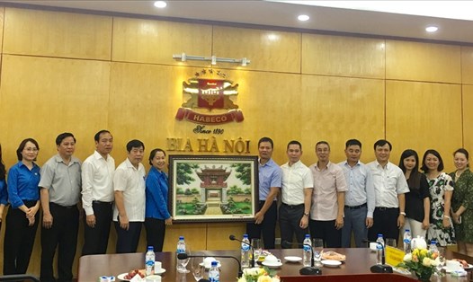 Phó Chủ tịch Tổng LĐLĐVN Nguyễn Thị Thu Hồng trao tặng bức tranh đá quý tới TCty HABECO. Ảnh: V.L