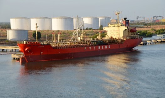 Tàu PVTrans Dragon nhận chuyến hàng xăng ron 95 đầu tiên của Nhà máy lọc dầu Nghi Sơn. 