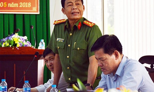 Đại tá Trương Ngọc Danh trả lời báo chí.
