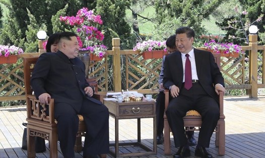 Ông Kim Jong-un và ông Tập Cận Bình trong cuộc gặp tại Đại Liên. Ảnh: AP. 