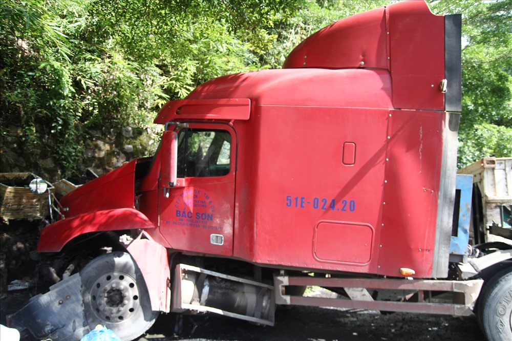 Xe container sau khi gây tai nạn đã đâm vào vách núi trên đèo Bảo Lộc.