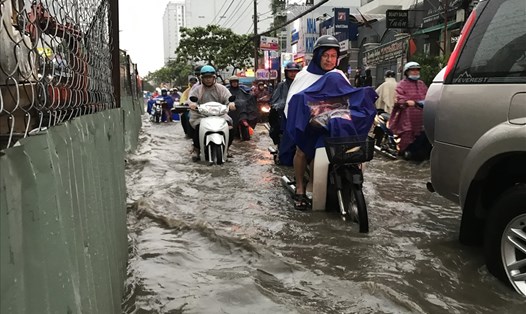 Liên tiếp trong hai ngày qua, nhiều tuyến đường trên địa bàn TPHCM ngập vì mưa lớn.