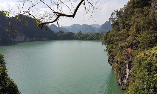 Một hồ nước mặn trong vùng lõi di sản vịnh Hạ Long. Ảnh: CTV