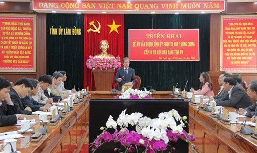Đồng chí Nguyễn Xuân Tiến – UVTW Đảng, Bí thư Tỉnh ủy nhấn mạnh một số nội dung trong triển khai đề án. Ảnh: Báo Lâm Đồng