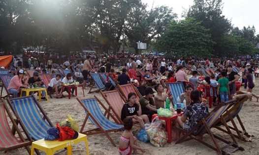 Bàn ghế hàng quán đầy bãi biển Đồ Sơn. Ảnh: Dân Việt