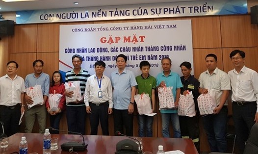 Chủ tịch CĐ TCty Hàng hải VN Lê Phan Linh cùng lãnh đạo Cty và CĐ Cty CP Cảng Đà Nẵng tặng quà cho CNLĐ và các cháu bị dị tật bẩm sinh. Ảnh: CĐ TCty Hàng hải VN