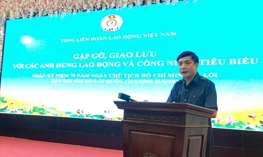 Đồng chí Bùi Văn Cường, Ủy viên TƯ Đảng, Chủ tịch Tổng LĐLĐVN phát biểu tại buổi gặp gỡ. 