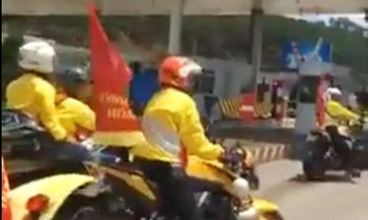 Đoàn mô tô bị chặn trước trạm thu giá BOT Định An ( Ảnh cắt từ clip).