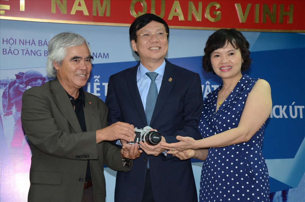 Phó Chủ tịch Hội Nhà báo Việt Nam Hồ Quang Lợi , Giám đốc Bảo tàng Báo chí Việt Nam Trần Thị Kim Hoa tiếp nhận hiện vật của nhà báo Nick Út trao tặng kỉ vật cho Bảo tàng Báo chí Việt Nam. Ảnh: HN