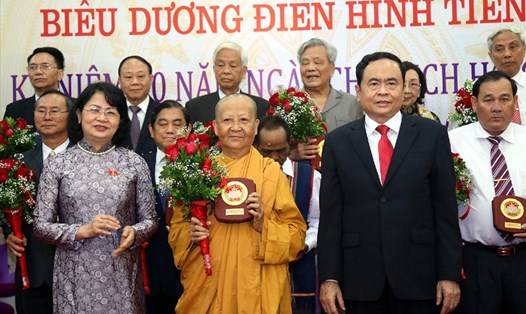Chủ tịch Uỷ ban Trung ương MTTQ Việt Nam Trần Thanh Mẫn (hàng đầu, bên phải) và Phó Chủ tịch Nước Đặng Thị Ngọc Thịnh (hàng đầu, bên trái) trao khen thưởng cho các đại biểu điển hình tiên tiến. Ảnh: KỲ ANH