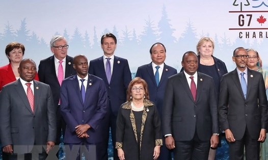 Thủ tướng Nguyễn Xuân Phúc và các trưởng đoàn G7 và G7 mở rộng. Ảnh: TTXVN