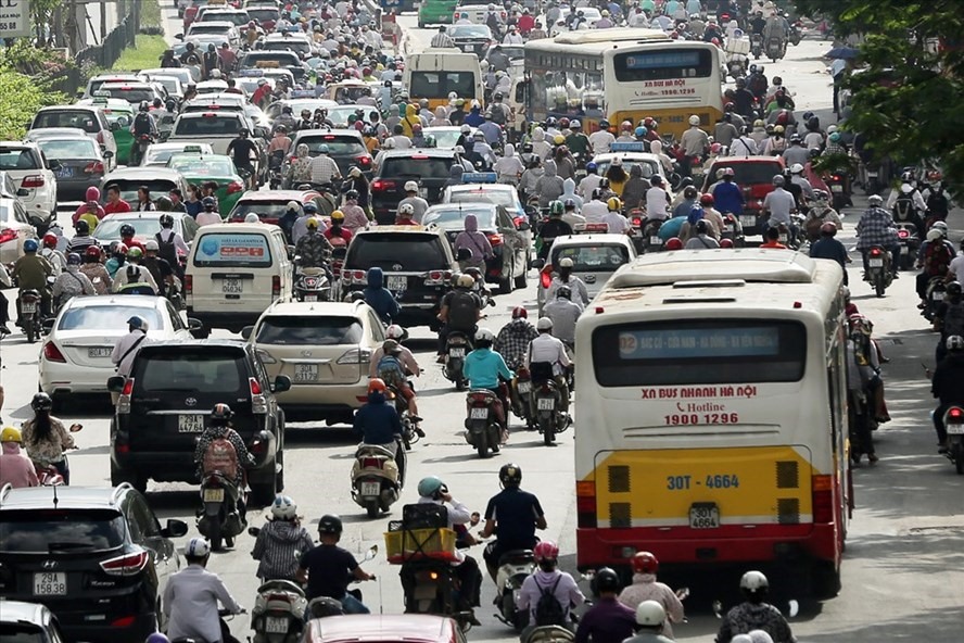 Xe buýt, xe máy, ôtô tham gia giao thông trên đường Nguyễn Trãi (Hà Nội). Ảnh: HẢI NGUYỄN