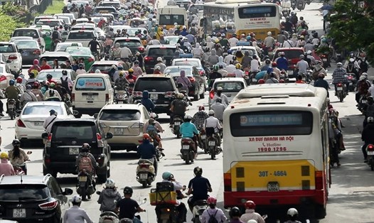 Xe buýt, xe máy, ôtô tham gia giao thông trên đường Nguyễn Trãi (Hà Nội). Ảnh: HẢI NGUYỄN