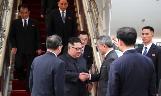 Ngoại trưởng Singapore Vivian Balakrishan đón ông Kim Jong-un tại sân bay Changi chiều 10.6. Ảnh: Reuters